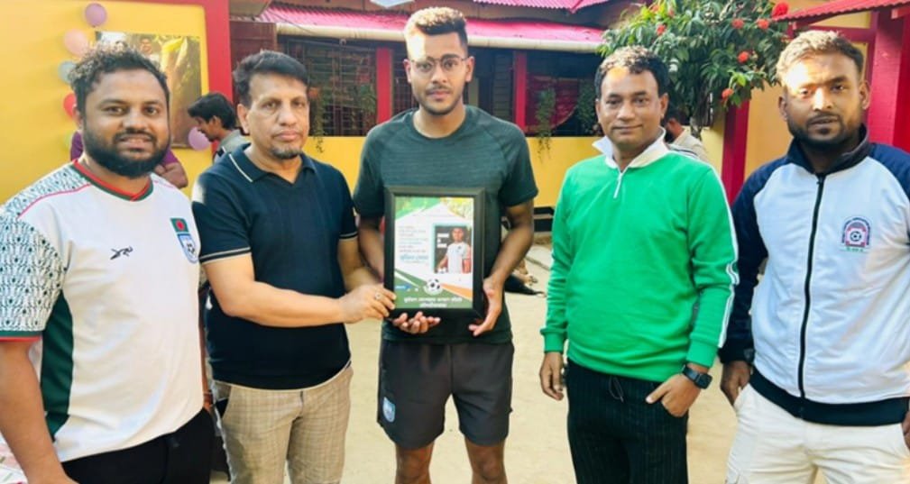 মৌলভীবাজার জেলার গর্ব শমিত সোমকে সম্মাননা স্মারক প্রদান